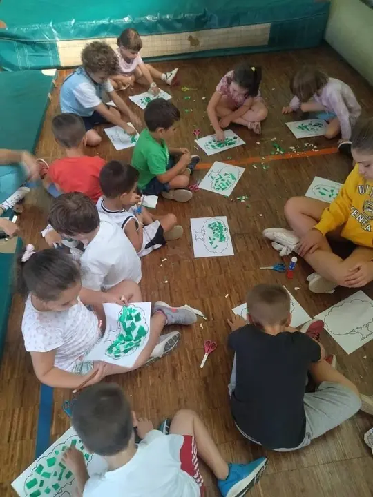 Os nenos que participaron na Ludoteca de Ver&aacute;n de Viana fixeron diversas actividades como manualidades.