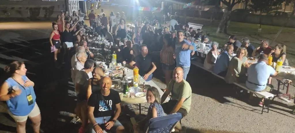 Os veci&ntilde;os pasados e presentes do barrio do T&aacute;mega d&eacute;ronse cita nunha cea de confraternizaci&oacute;n.