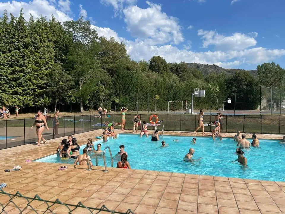As piscinas de Vilardev&oacute;s abr&iacute;ronse recentemente, ao aoptarse un socorrista. | FOTO: Iv&aacute;n Iglesias.