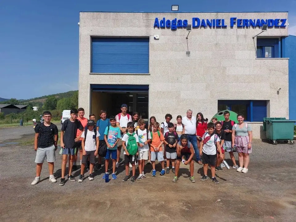 Visita dos mozos do campamento urbano de Ver&iacute;n &aacute;s Adegas Daniel Fern&aacute;ndez.