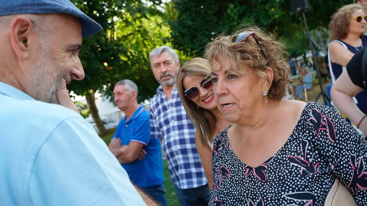 Emilia Somoza, concelleira de Cultura do Concello de Ver&iacute;n, con Secundino Fern&aacute;ndez, exalcalde de Viana. | FOTO: Iv&aacute;n Iglesias.