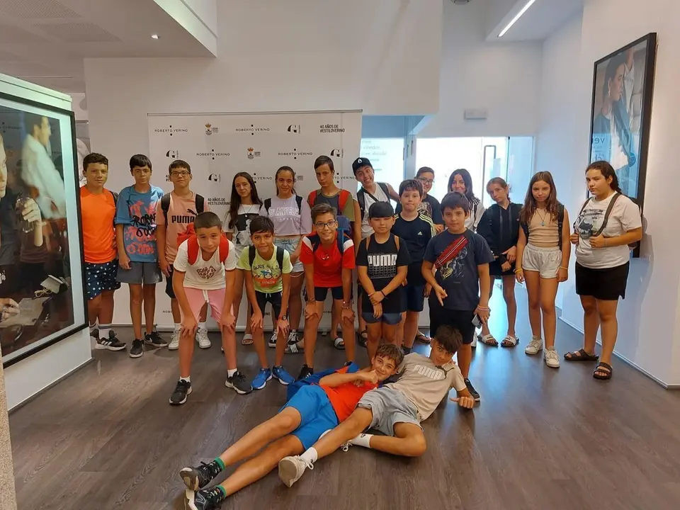 Os nenos da ludoteca de Ver&iacute;n visitaron esta ma&ntilde;&aacute; a exposici&oacute;n de Roberto Verino.