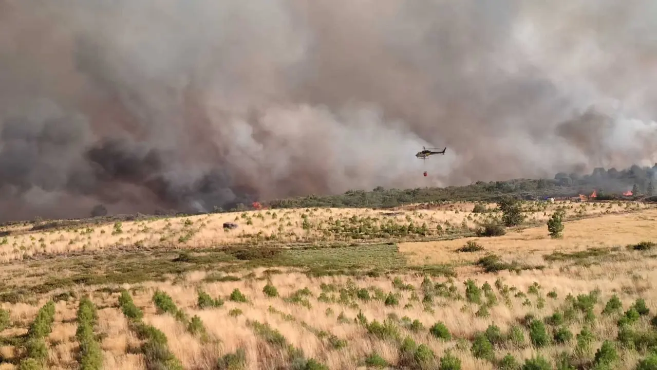 El incendio de Bous&eacute;s, en O&iacute;mbra, entr&oacute; desde Portugal en la tarde del lunes.