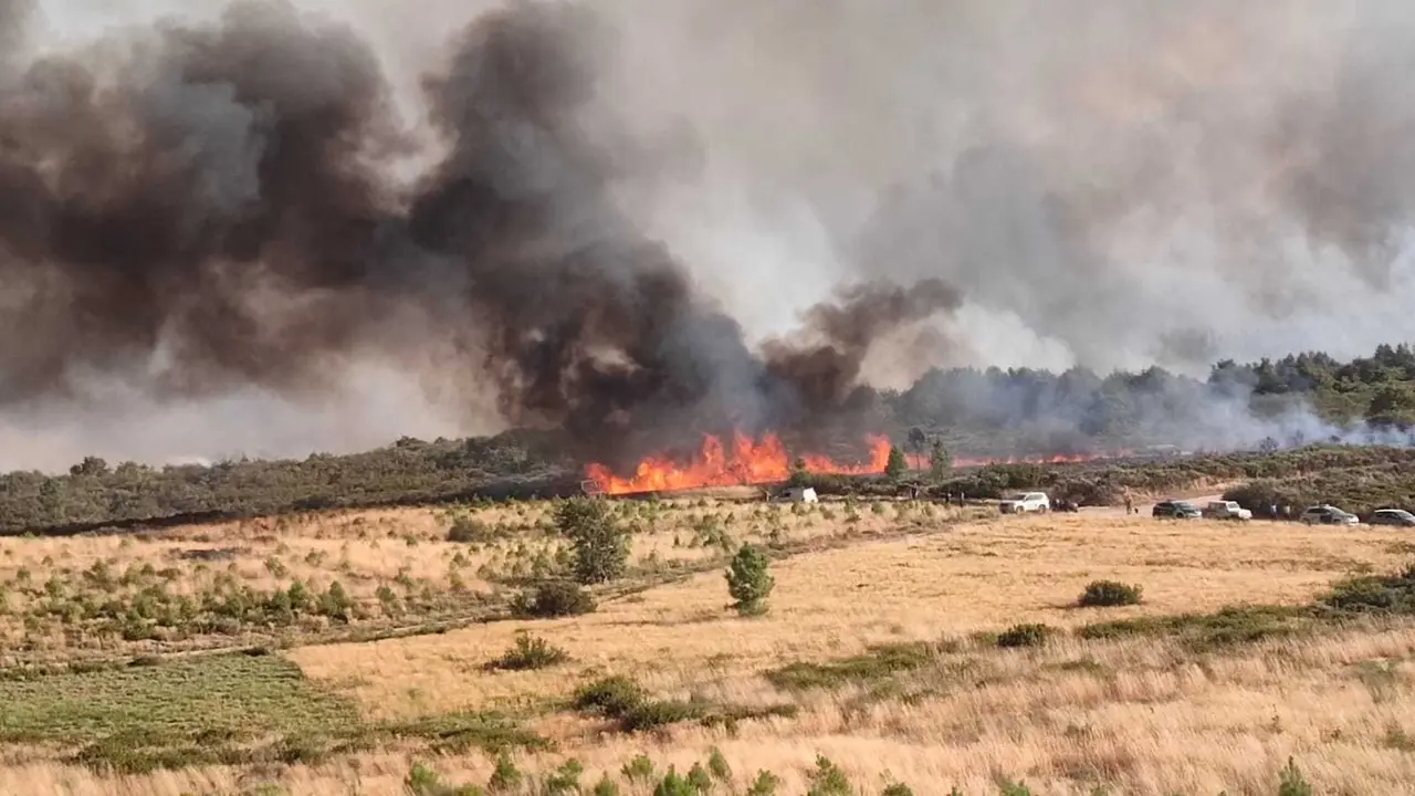 El fuego de Ervedelo cruz&oacute; la frontera hasta los montes de Bous&eacute;s.