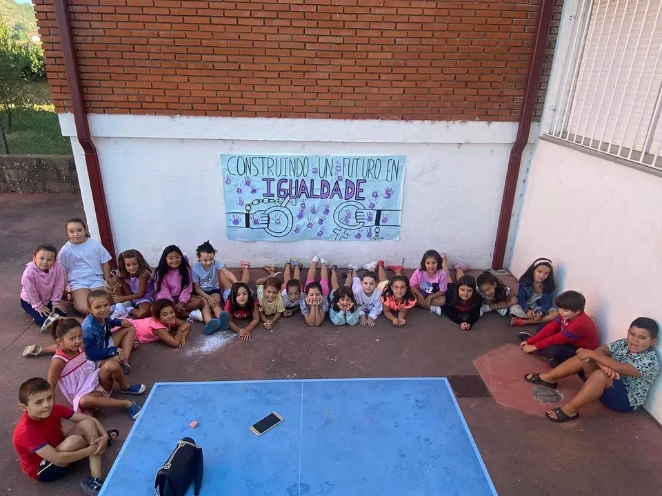 Os nenos da ludoteca de Ver&iacute;n crearon un mural co lema "Construindo un futuro en igualdade".
