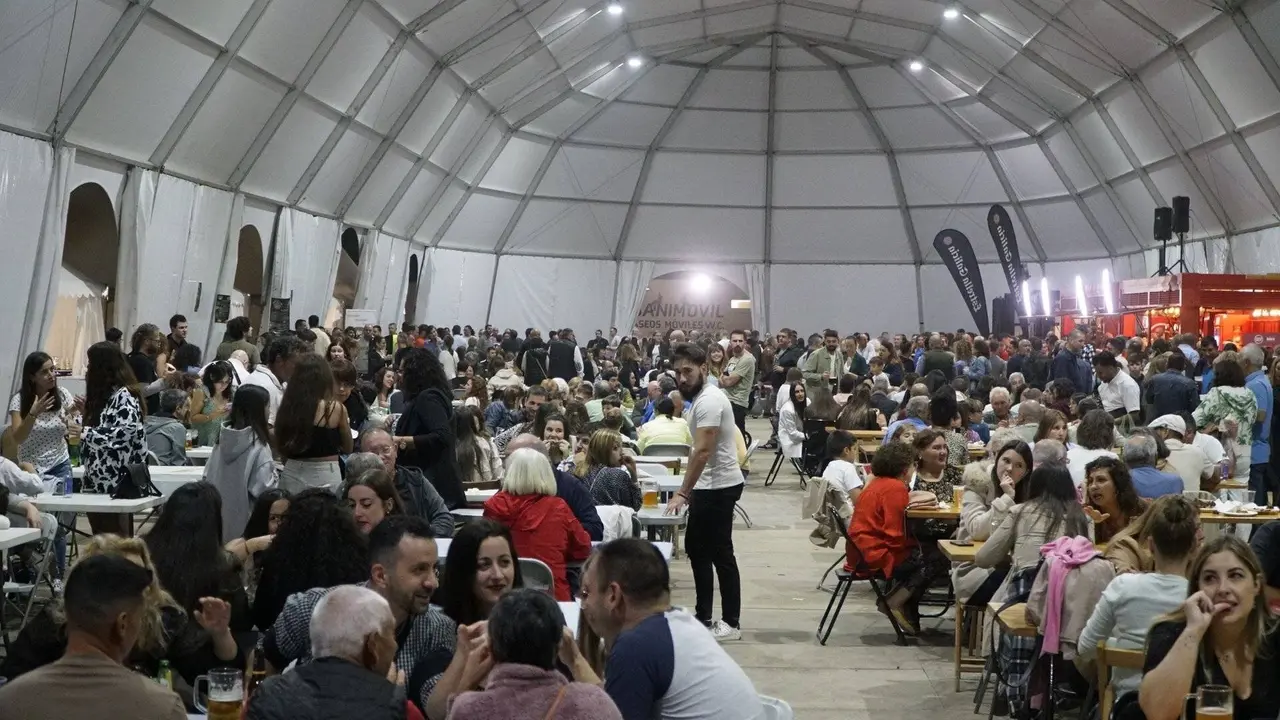 La carpa instalada en A Preguiza se llen&oacute; los tres d&iacute;as de la Festa da Cervexa de Ver&iacute;n. | FOTO: Iv&aacute;n Iglesias.
