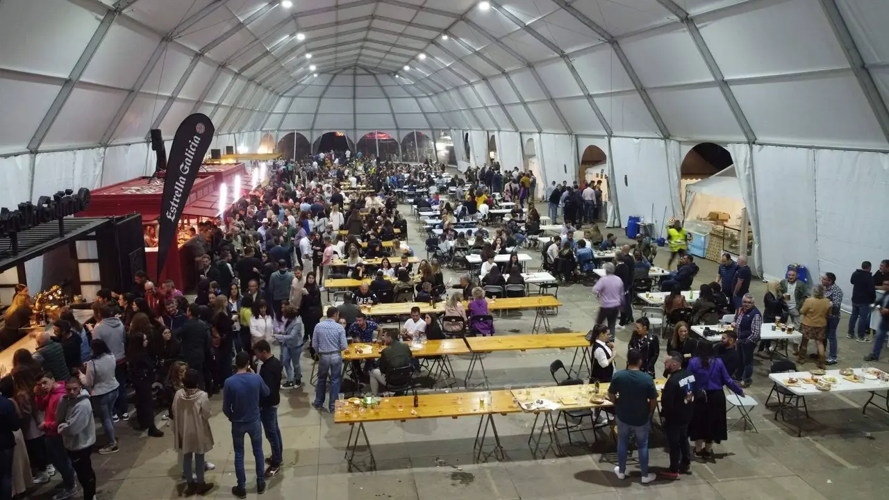 As&iacute; estaba la carpa de la Festa da Cervexa a las 22:00 horas de este s&aacute;bado. | FOTO: Pepe N&uacute;&ntilde;ez.