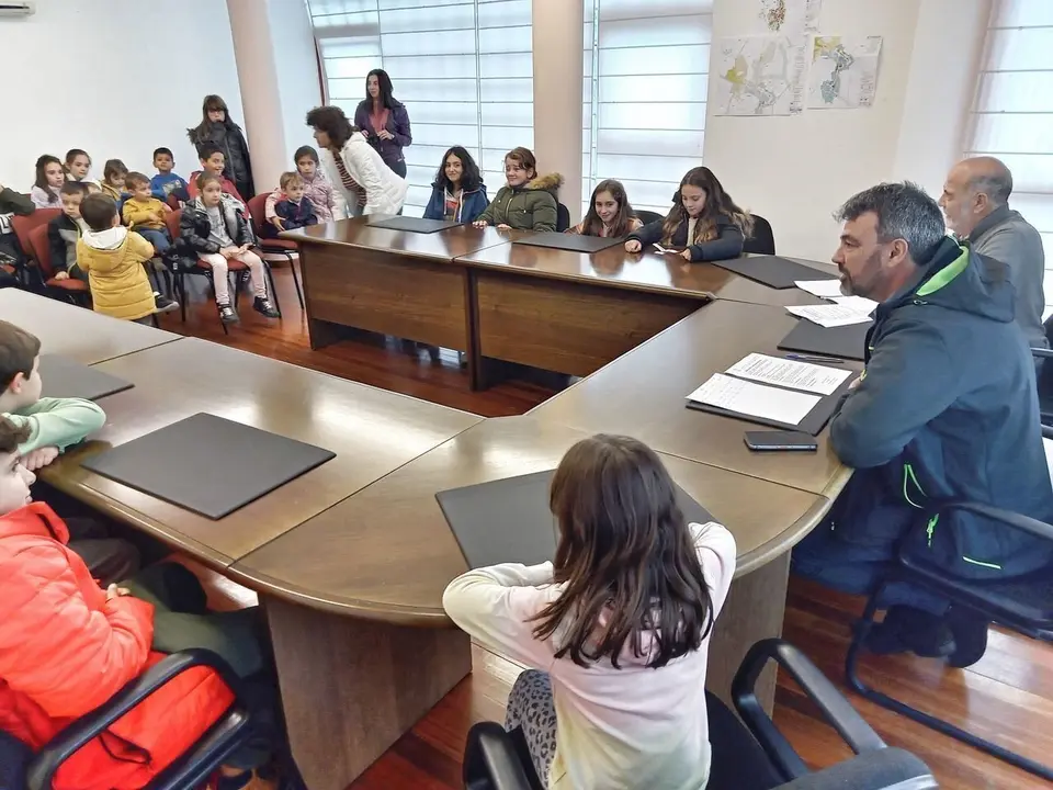 Estudantes do CEIP Augusto Ass&iacute;a visitaron esta ma&ntilde;&aacute; a Casa do Concello da Mezquita. | FOTO: Jainer Barros.