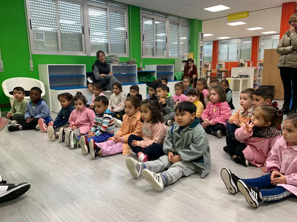 Cativos de Infantil escoitaron como alumnos m&aacute;is maiores lles contaban un conto de meigas e rapaces.