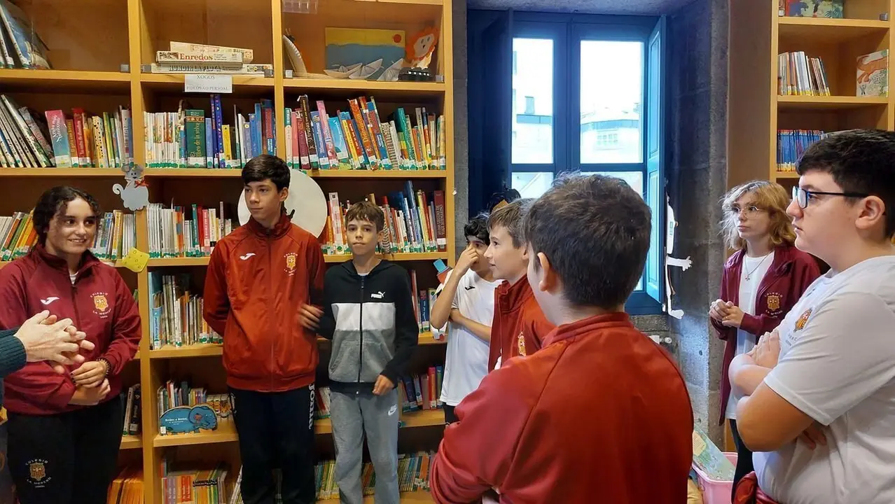 Estudantes do Colexio Mercedario na s&uacute;a visita &aacute; Biblioteca Municipal  de Ver&iacute;n.