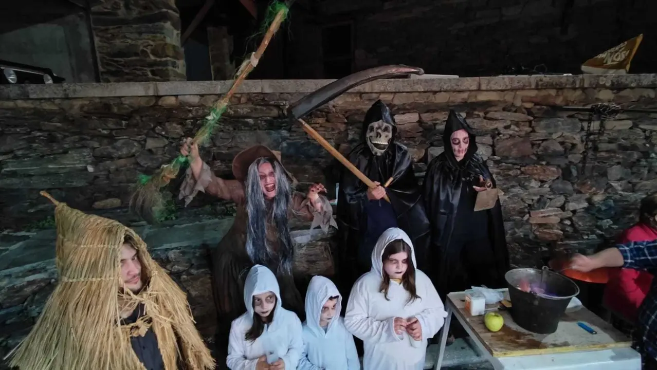 A Morte, unha bruxa, d&uacute;as corozas e tres &aacute;nimas da Santa Compa&ntilde;a, este venres, en Trez. | FOTO: Xos&eacute; Lois Colmenero.