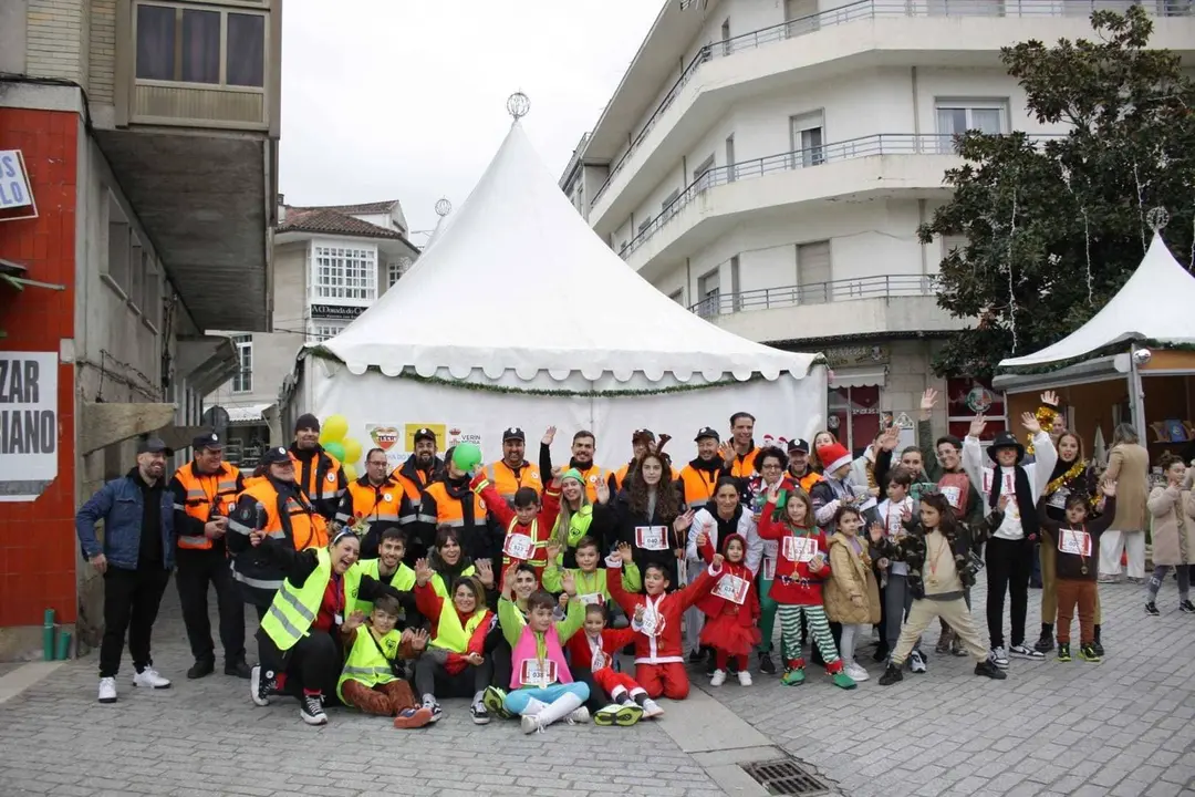 Voluntarios de Protecci&oacute;n Civil, organizaci&oacute;n y participantes de la primera Carrera Solidaria de Navidad en Ver&iacute;n. | FOTO: Jainer Barros.