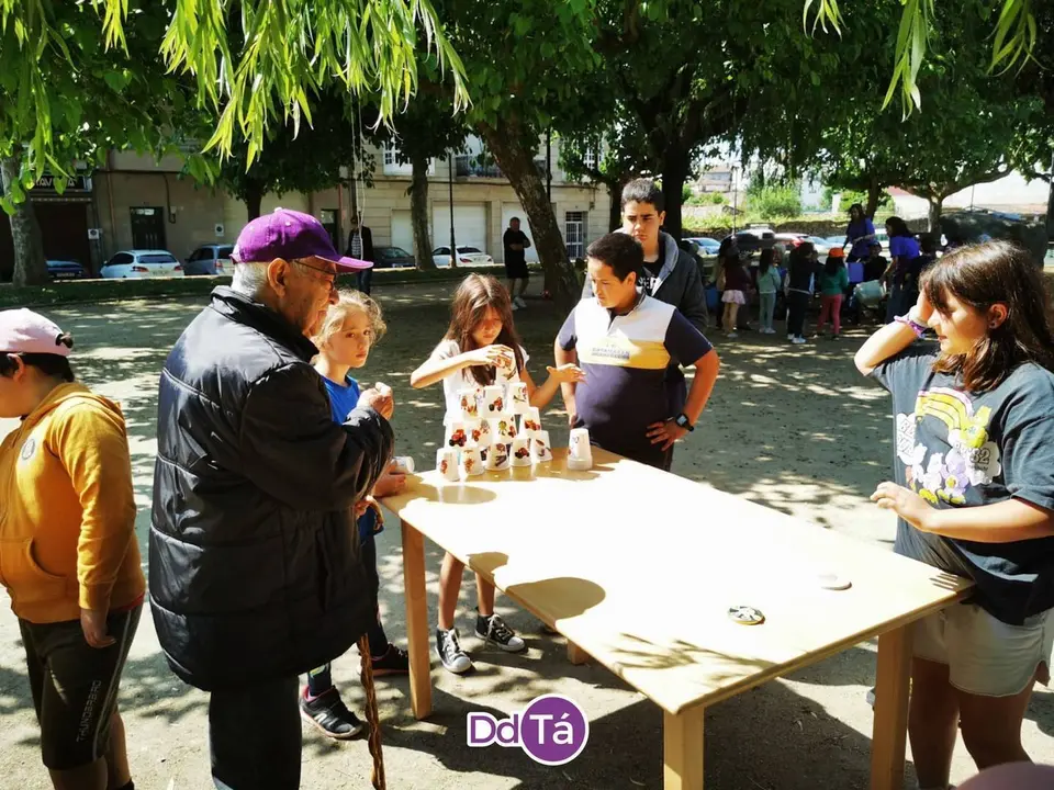 Compartiendo juegos. | FOTO: Xos&eacute; Lois Colmenero.