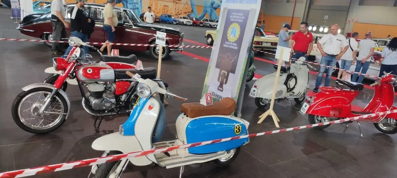 vespa ver&iacute;n sal&oacute;n veh&iacute;culo cl&aacute;sico Expourense (11)