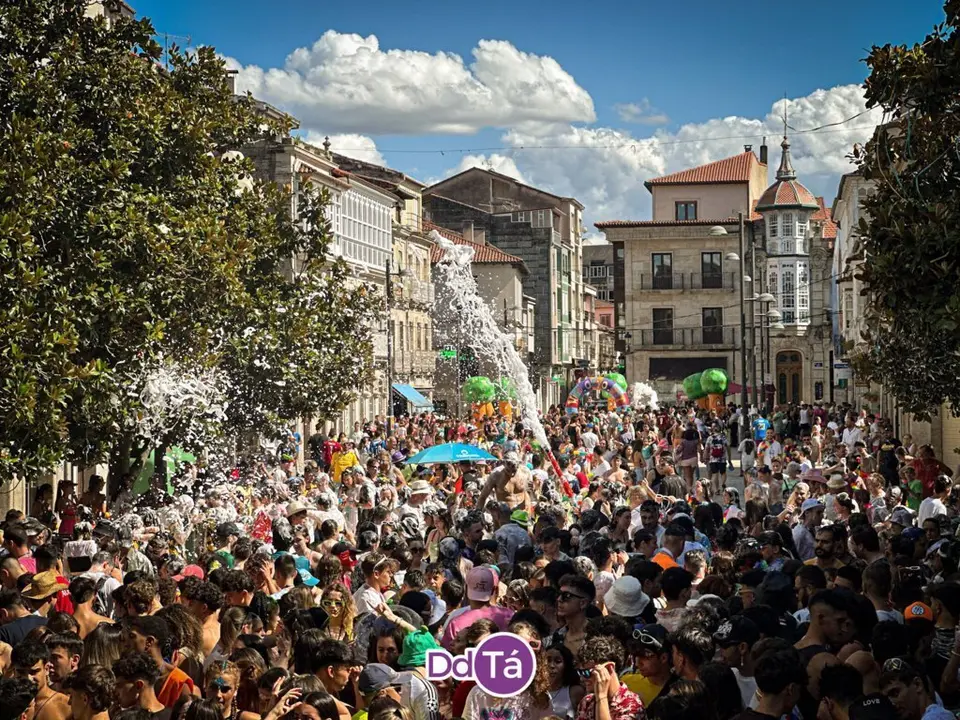 La plaza Garc&iacute;a Barb&oacute;n, un a&ntilde;o m&aacute;s abarrotada para celebrar la Batucada. | FOTOS: Anabel Garc&iacute;a Sim&oacute;n.