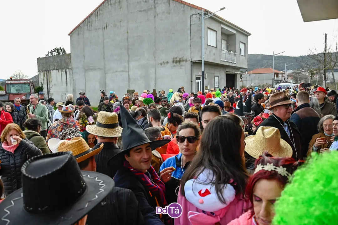 Centos de asistentes percorreron as adegas de O&iacute;mbra na procura de bo vi&ntilde;o, petiscos e doces. | FOTO: Noelia Caseiro.