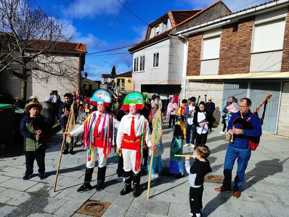 Entroido 2024 Vilardev&oacute;s, desfile luns (1)