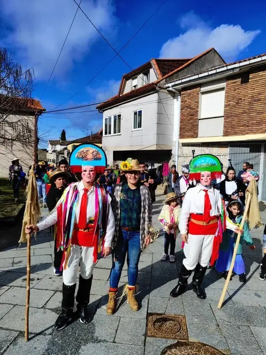 Entroido 2024 Vilardev&oacute;s, desfile luns (2)