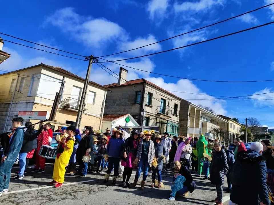 Entroido 2024 Vilardev&oacute;s, desfile luns (7)