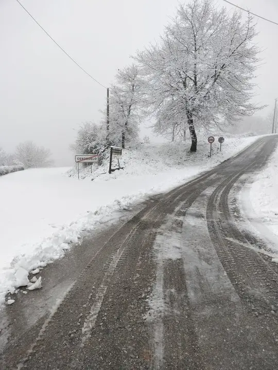 Nieve en la aldea de Cerdedelo, en Laza. | FOTO: Cedida.