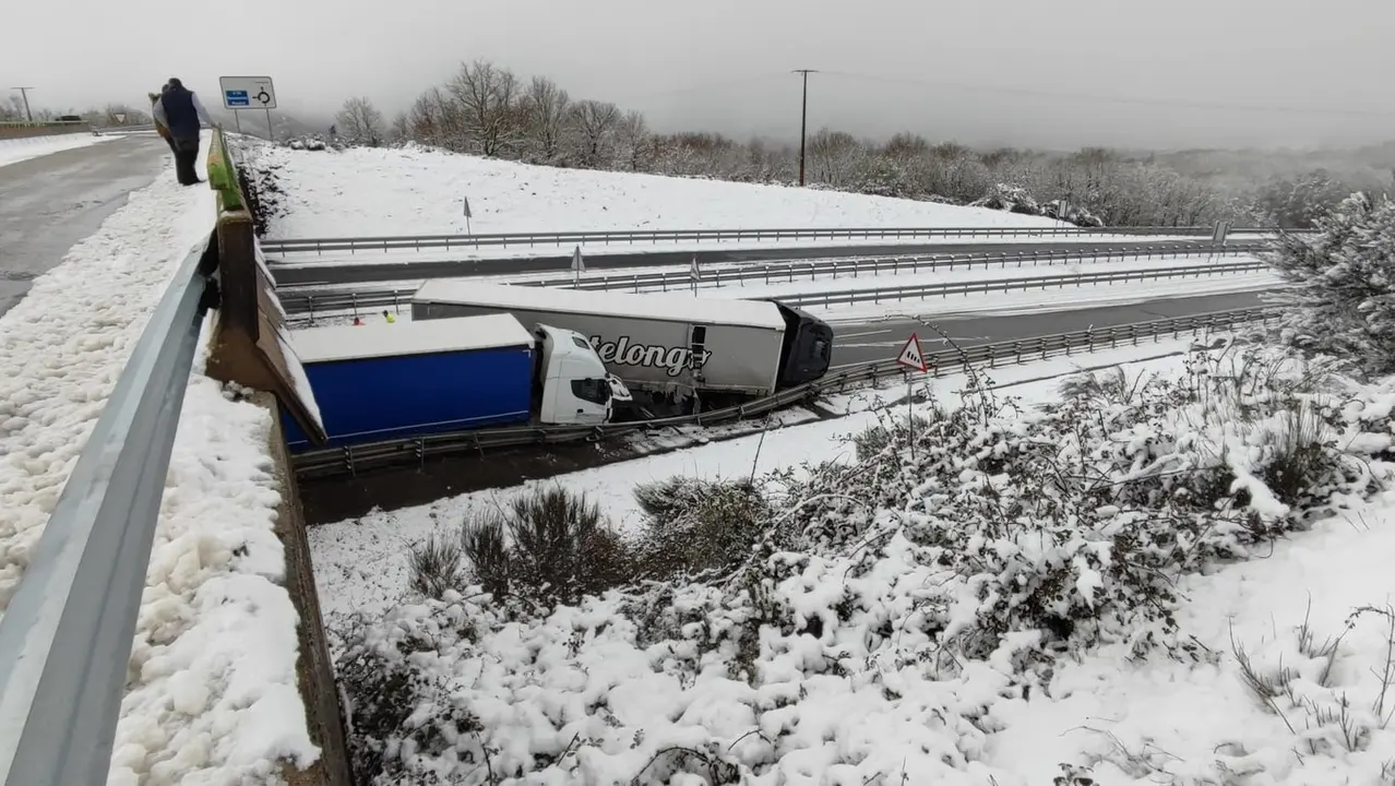 20240309 Nevarada a52, accidente camiones a gudi&ntilde;a (1)