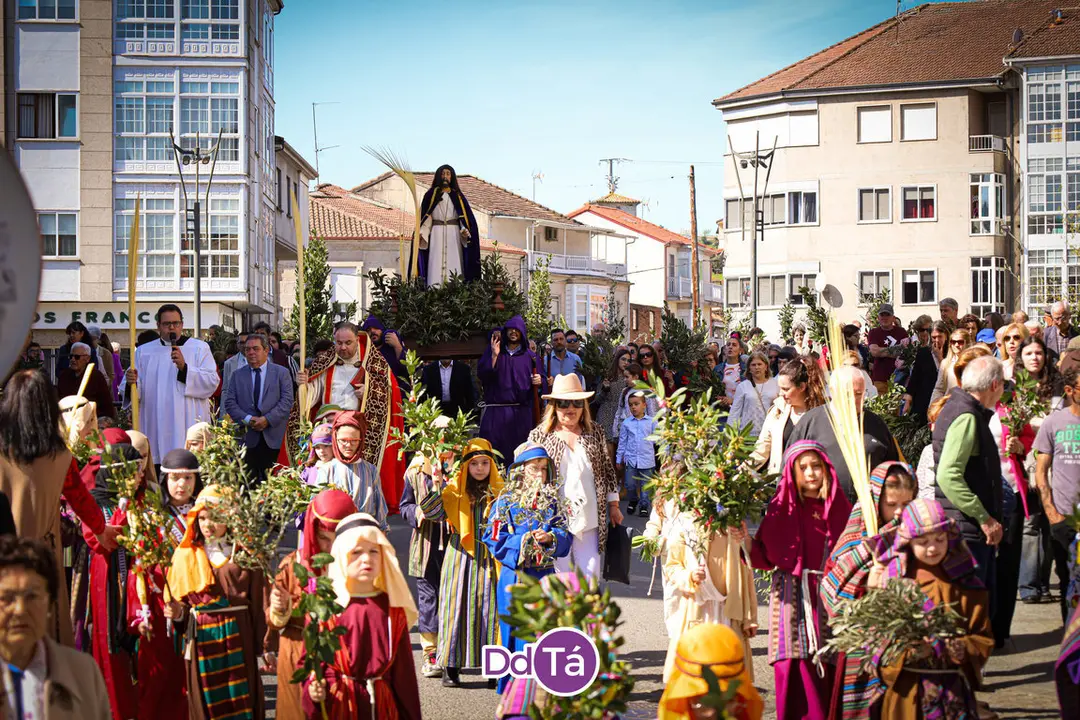 La procesi&oacute;n de Ramos, entrando en la calle Mayor de Ver&iacute;n, desde San L&aacute;zaro. | FOTO: Anabel G. Sim&oacute;n.