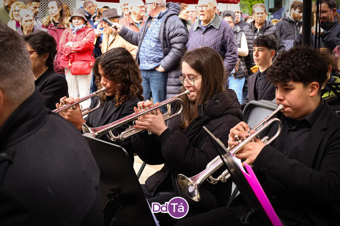 Los m&uacute;sicos acabaron tocando bajo las sombrillas de los hosteleros de la Plaza. | FOTO: Anabel G. Sim&oacute;n.