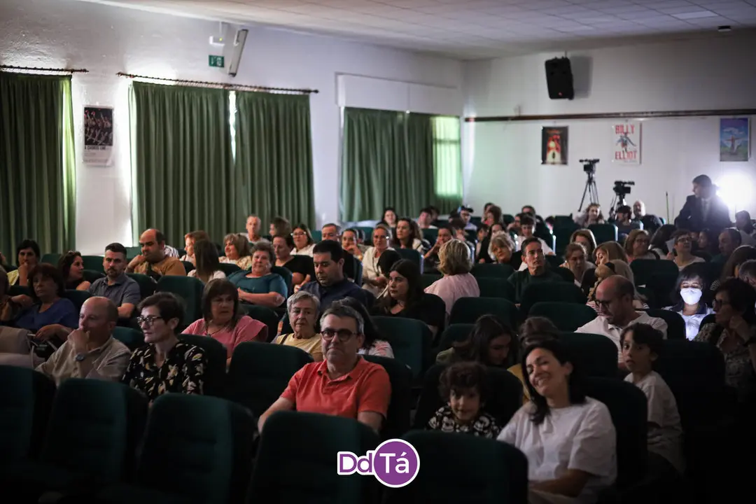 El sal&oacute;n de actos del IES Xes&uacute;s Taboada Chivite estaba pr&aacute;cticamente lleno. | FOTO: Anabel G. Sim&oacute;n.