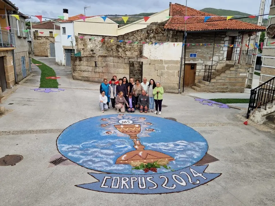 Parte del grupo que particip&oacute; decorando las calles. | FOTO: Cedida.