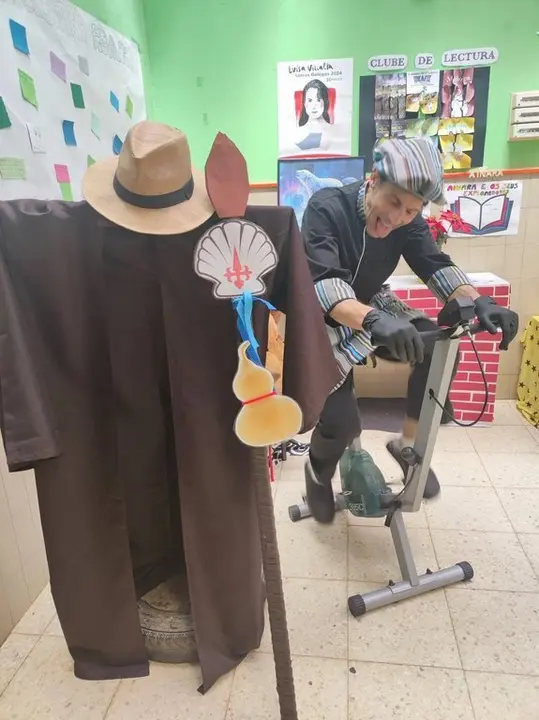 2024 CEIP O Casti&ntilde;eiro de Laza finaliza cami&ntilde;o santiago en bicicleta est&aacute;tica (8)