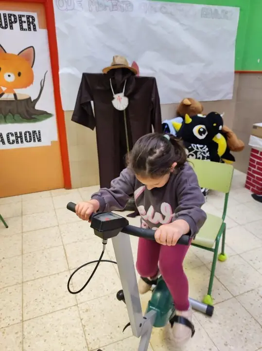 2024 CEIP O Casti&ntilde;eiro de Laza finaliza cami&ntilde;o santiago en bicicleta est&aacute;tica (9)