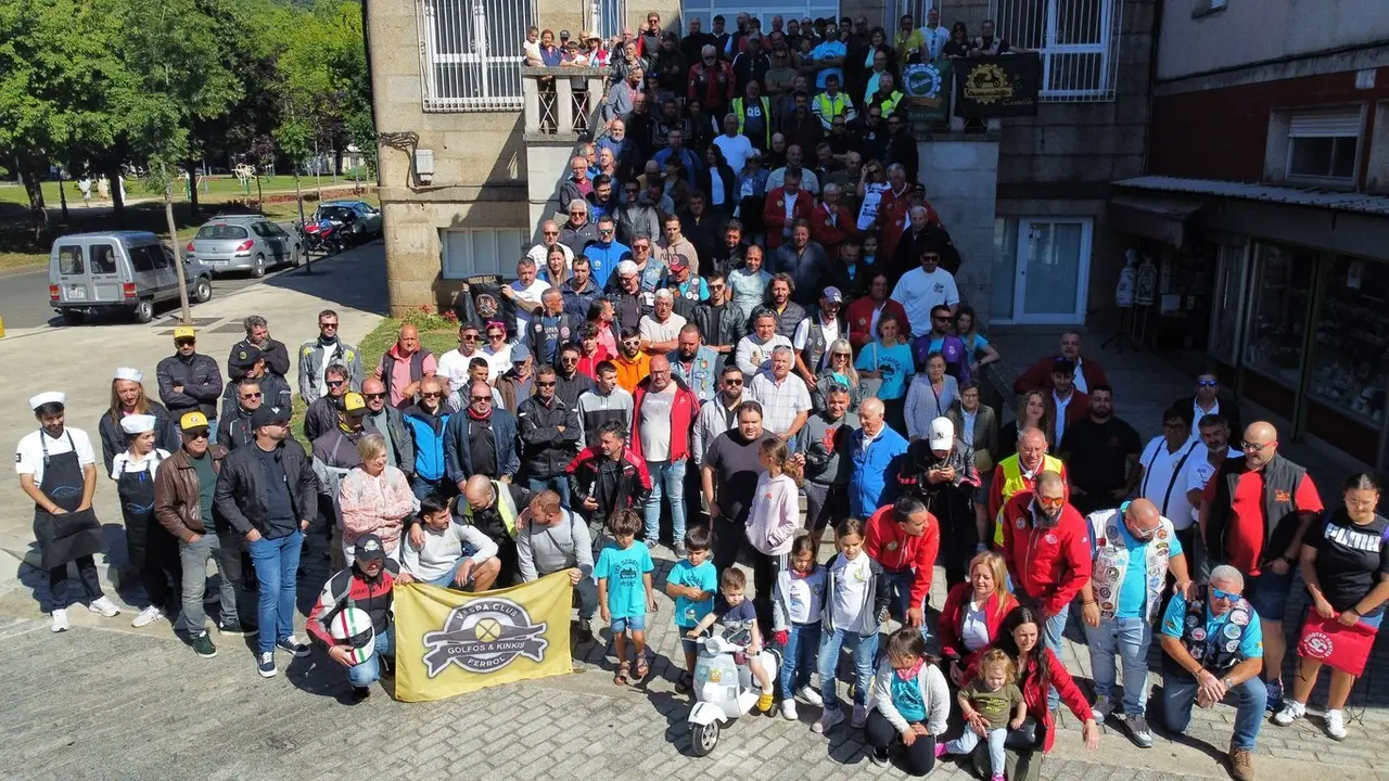 No puede faltar la tradicional imagen con todos los participantes en la escalinata de la vieja plaza de abastos de Ver&iacute;n. | FOTO: Anabel G. Sim&oacute;n.