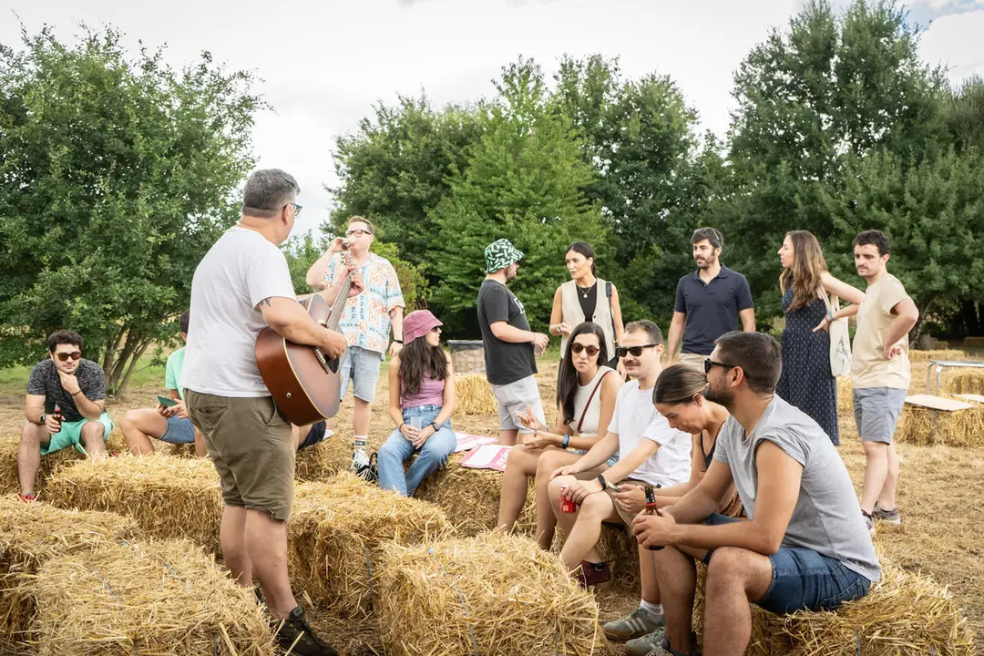 Uno de los momentos musicales con el p&uacute;blico asistente al "Ser&aacute;n da Pousa". | FOTO: Noelia Caseiro.