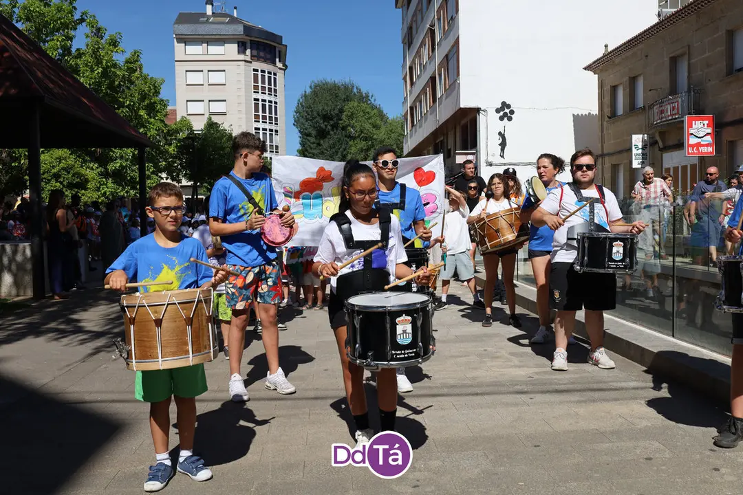 Momentos del desfile infantil de la Batucada 2024