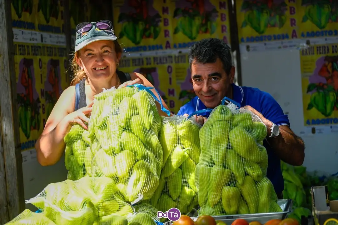 Entre la tradicional foto de los pol&iacute;ticos deglutiendo pimientos y los productores... Pues hemos preferido a Eva y Jos&eacute;. | FOTO: Noelia Caseiro.