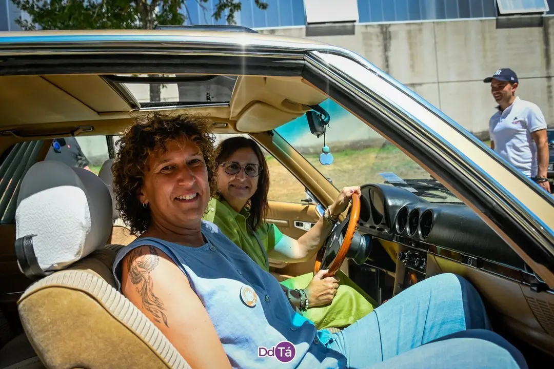 Eva Barrio, con su particular choferesa, Ana Mar&iacute;a Villarino. | FOTO: Noelia Caseiro.