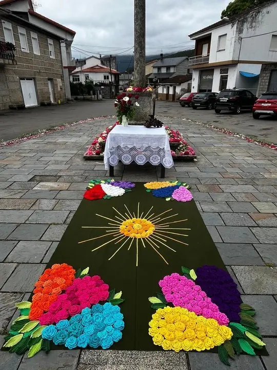 Asociaci&oacute;n mulleres rurais O Cruceiro-Matam&aacute;_ALFOMBRA MMRR GANCHILLO CORPUS 2024