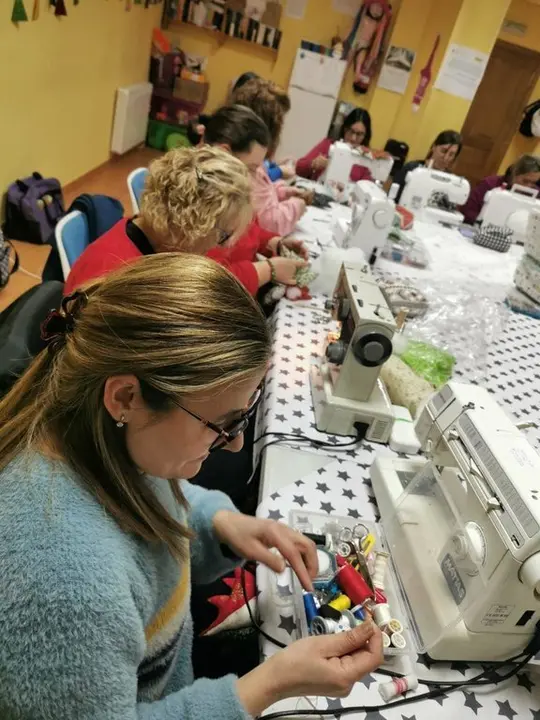 Asociaci&oacute;n mulleres rurais O Cruceiro-Matam&aacute;_OBRADOIRO MAQUINA DE COSER 23