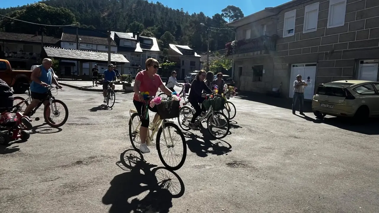 Asociaci&oacute;n mulleres rurais O Cruceiro-Matam&aacute;_Paseo en bicicleta xullo 2024