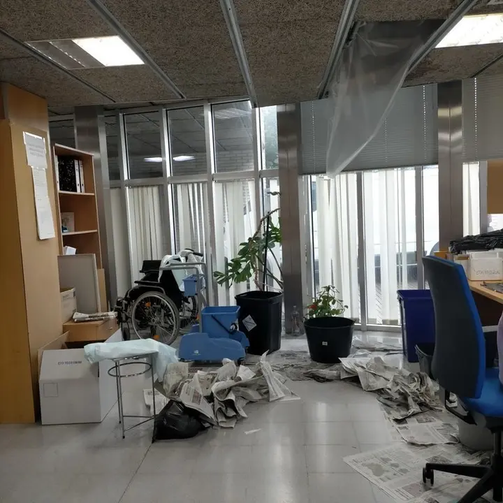 20241009 Centro de salud de Ver&iacute;n inundado, goteras terraza (3)