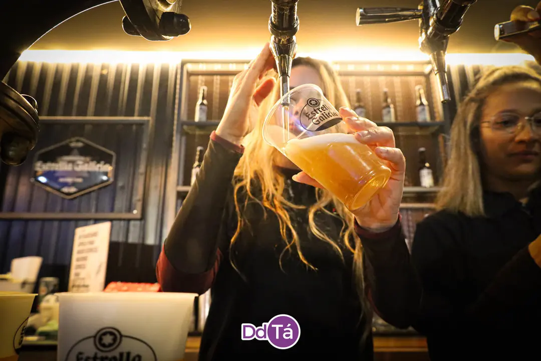 Los asistentes pod&iacute;an disfrutar de m&aacute;s de 20 variedades de cerveza. | FOTO: Anabel G. Sim&oacute;n.