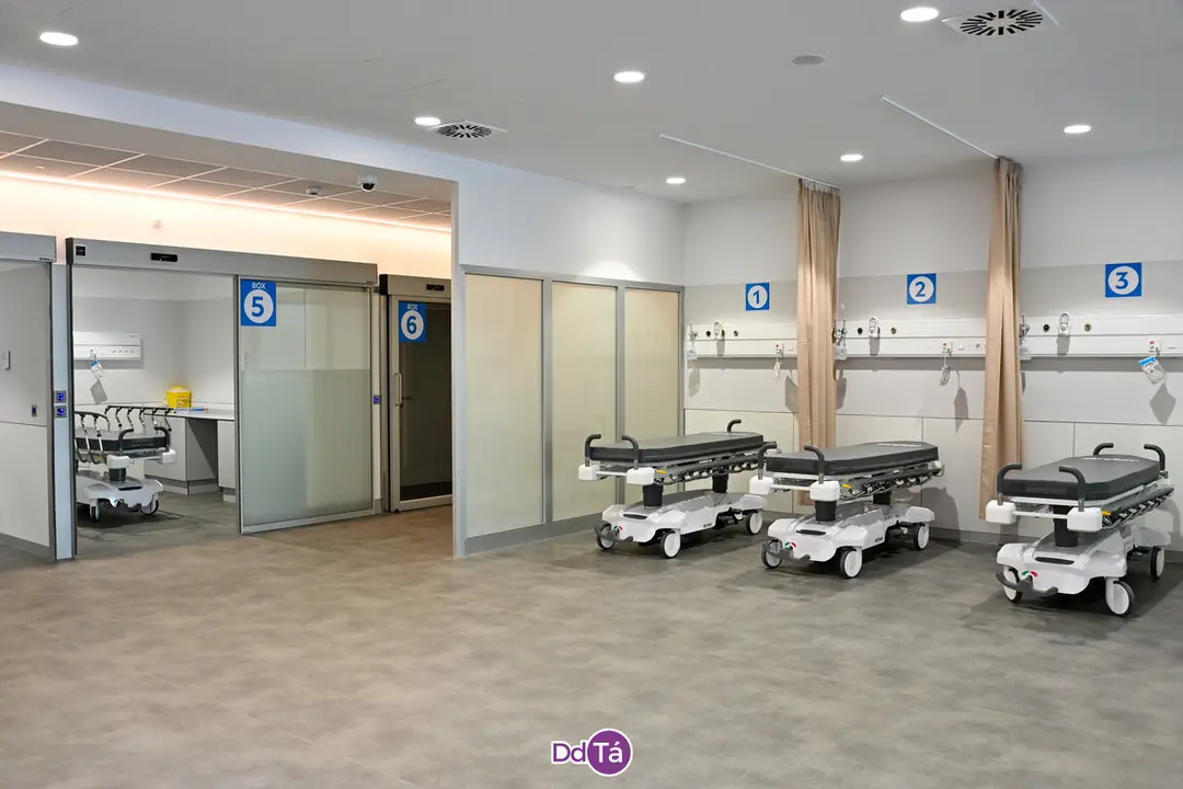 Interior de las Urgencias del hospital verinense. | FOTO: Noelia Caseiro.