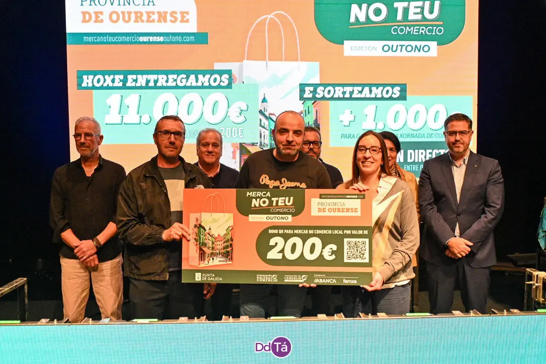 Un dos ga&ntilde;adores dos vales de 200 euros. | FOTO: Noelia Caseiro.