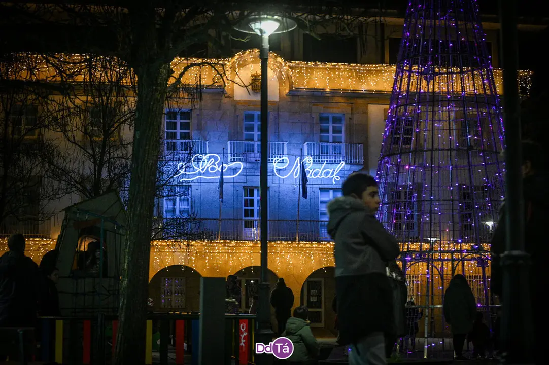 La casa consistorial verinense, y todo su plaza anexa, perfectamente iluminadas. | FOTO: Noelia Caseiro.