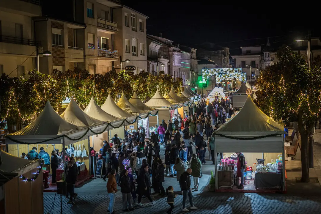 La Feira de Nadal del Concello de Ver&iacute;n volvi&oacute; a llenar la plaza durante todo el puente. | FOTO: Carlos Montero.