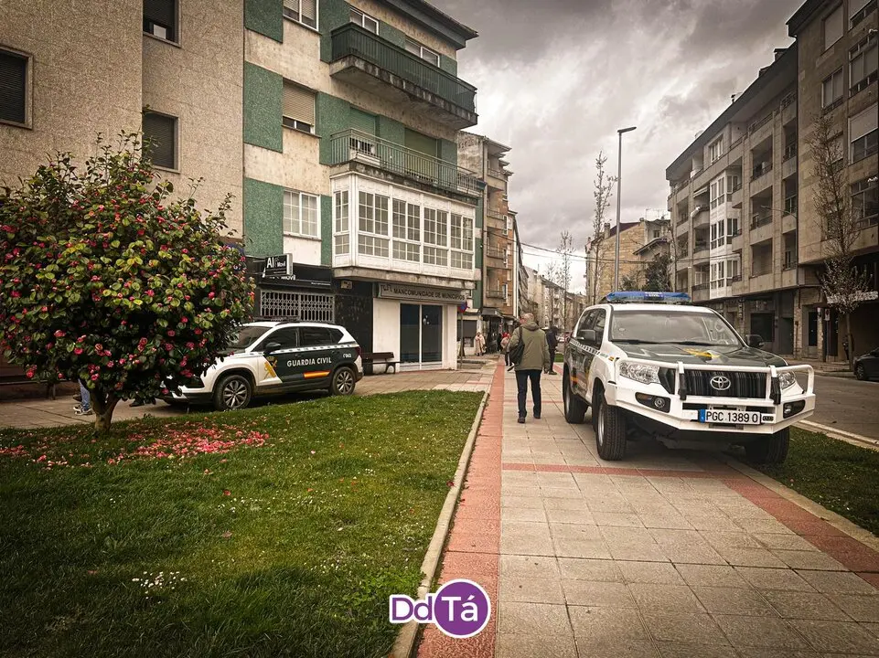 En la intersecci&oacute;n de Luis Espada con la calle Cancel&oacute;n tambi&eacute;n hab&iacute;a varias unidades de la Guardia Civil desplegadas. | FOTO: Anabel G. Sim&oacute;n. 20250319 Operaci&oacute;n antidroga en Ver&iacute;n