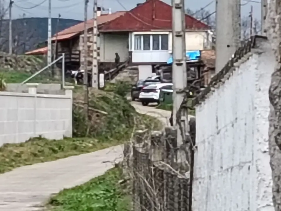 Vivienda de A Rasela en la que se est&aacute;n practicando registros. 20250319 Operaci&oacute;n antidroga en Ver&iacute;n
