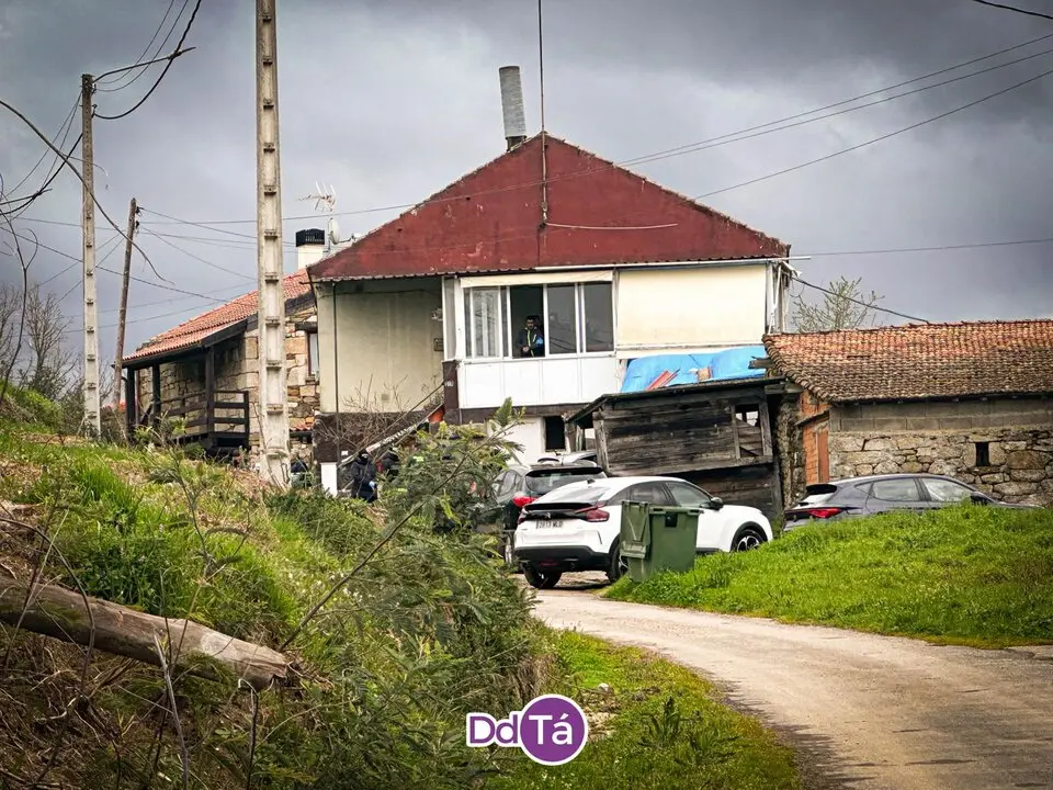 Agentes de la Guardia Civil en una de las viviendas registradas esta ma&ntilde;ana, en A Rasela. | FOTO: Diario do T&aacute;mega. 20250319 Operaci&oacute;n antidroga en Ver&iacute;n