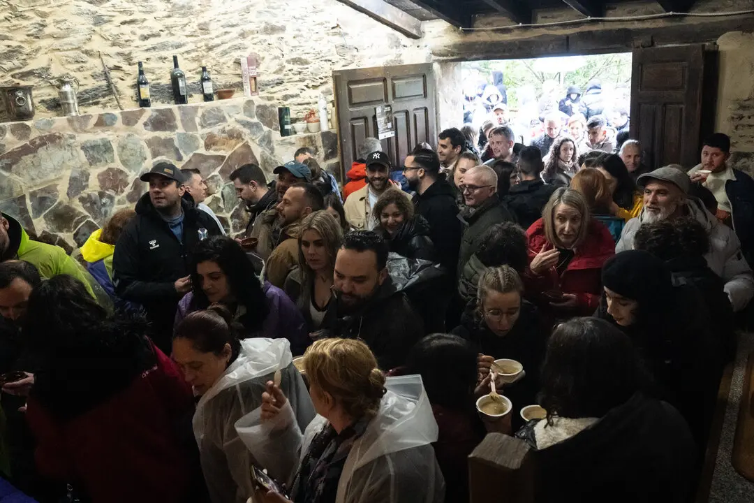 Unha das covas, ata a bandeira de visitantes dispostos a desfrutar do bo vi&ntilde;o e comida. | FOTO: &Aacute;lex Nieves.