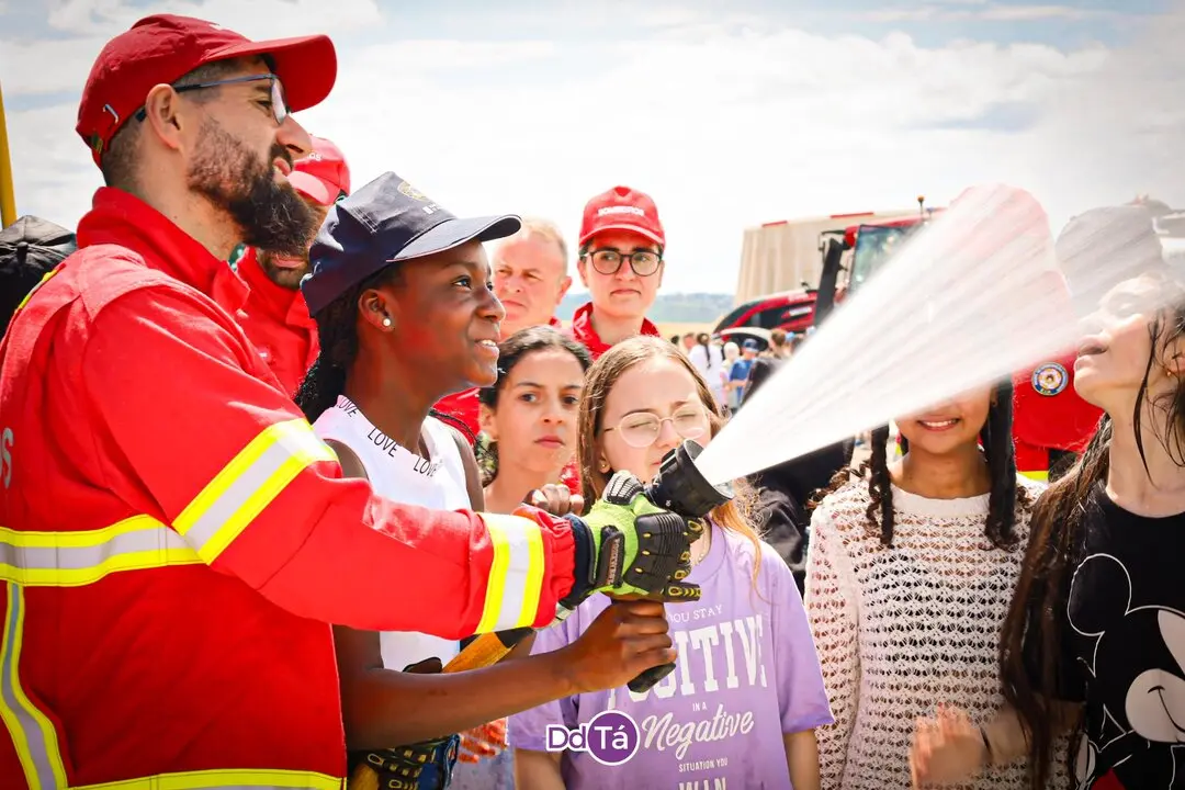 Eles mesmos se puxeron na pel dos bombeiros. | FOTO: Anabel G. Sim&oacute;n.